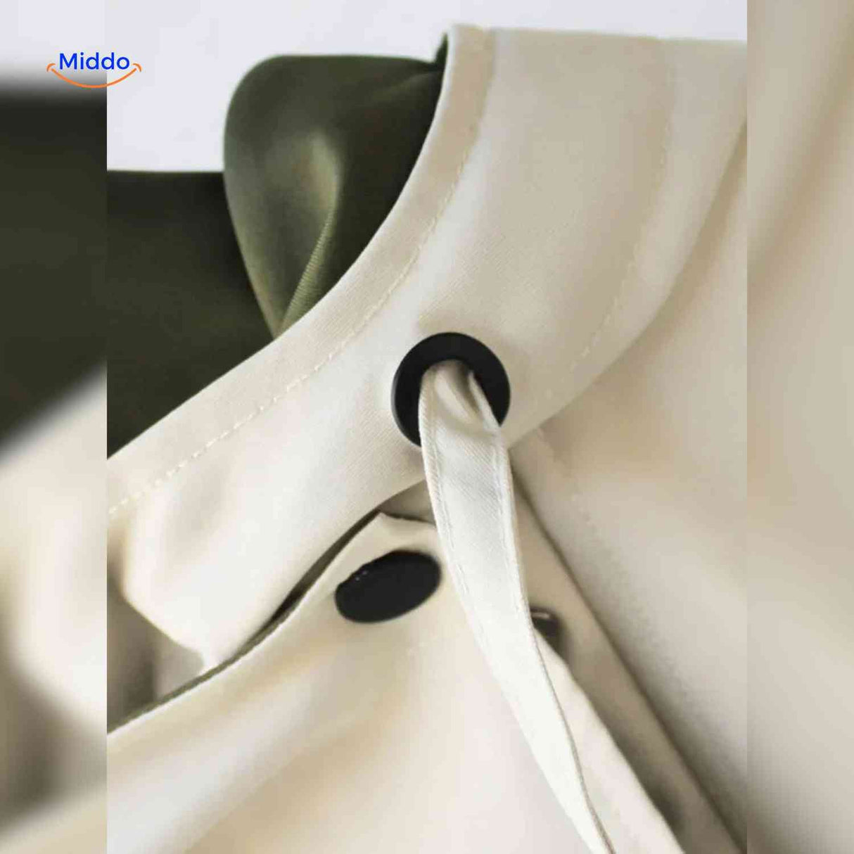 AquaShell Jacke, Detailaufnahme in Creme mit grünen Knöpfen