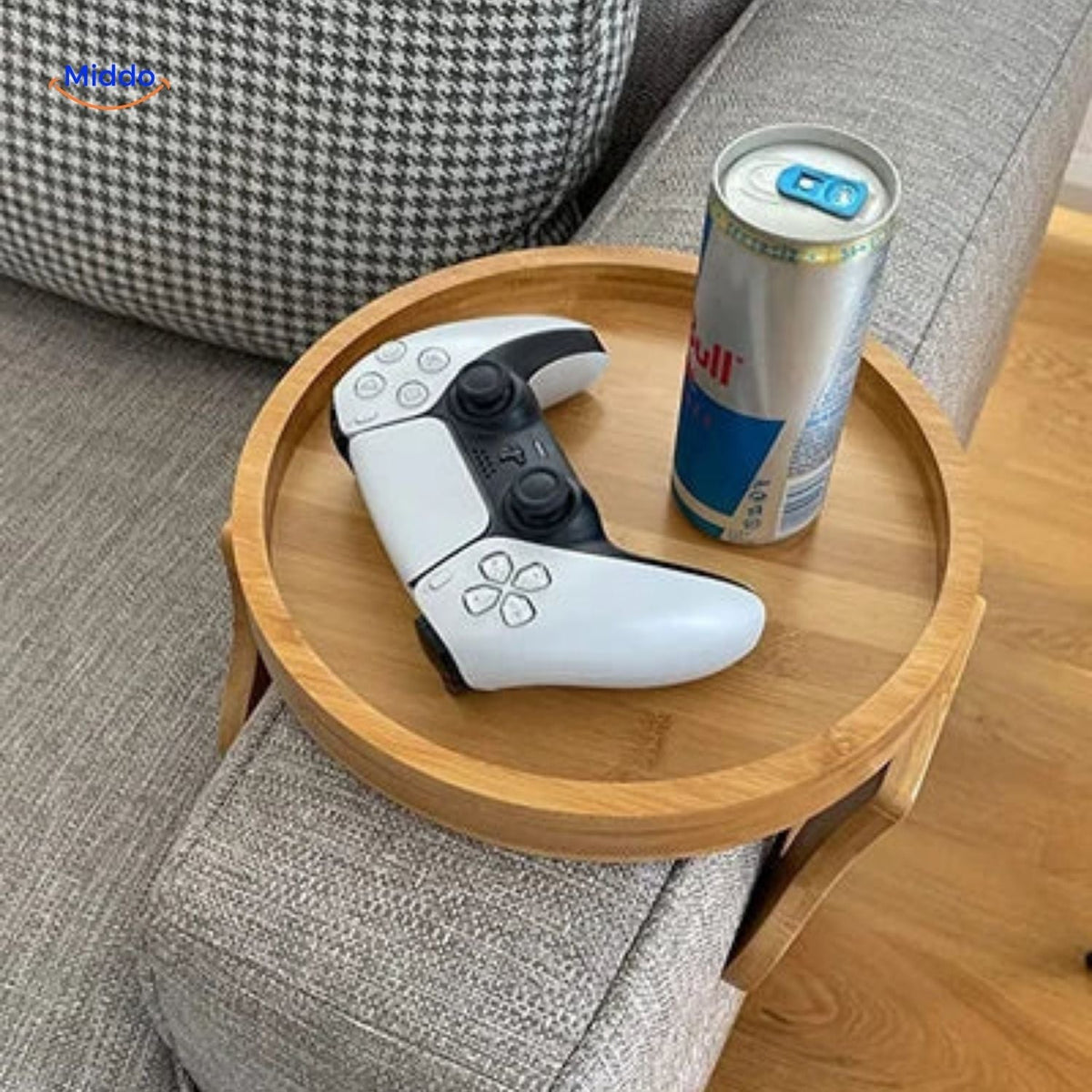 ComfyGrip Sofatisch mit Controller und Getränk auf Bambusblatt www.middo.de