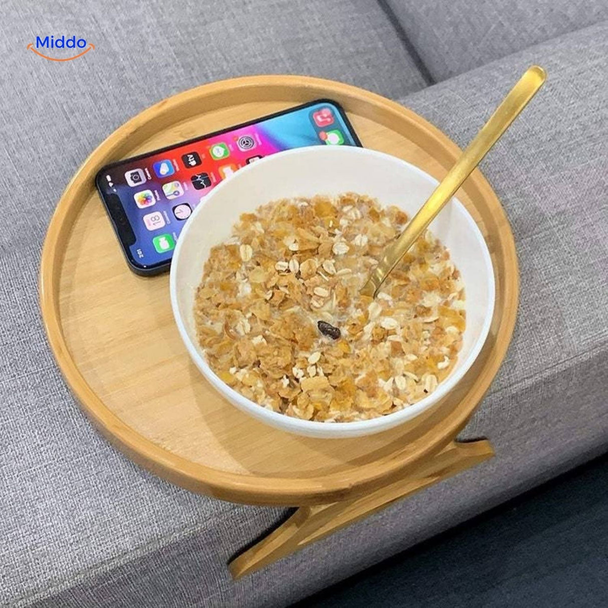 ComfyGrip Sofatisch mit Frühstücksschüssel und Smartphone auf Bambusteller