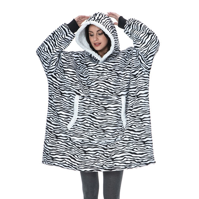 Person trägt einen XXL Hoodie aus Sherpa-Fleece mit Zebra-Muster