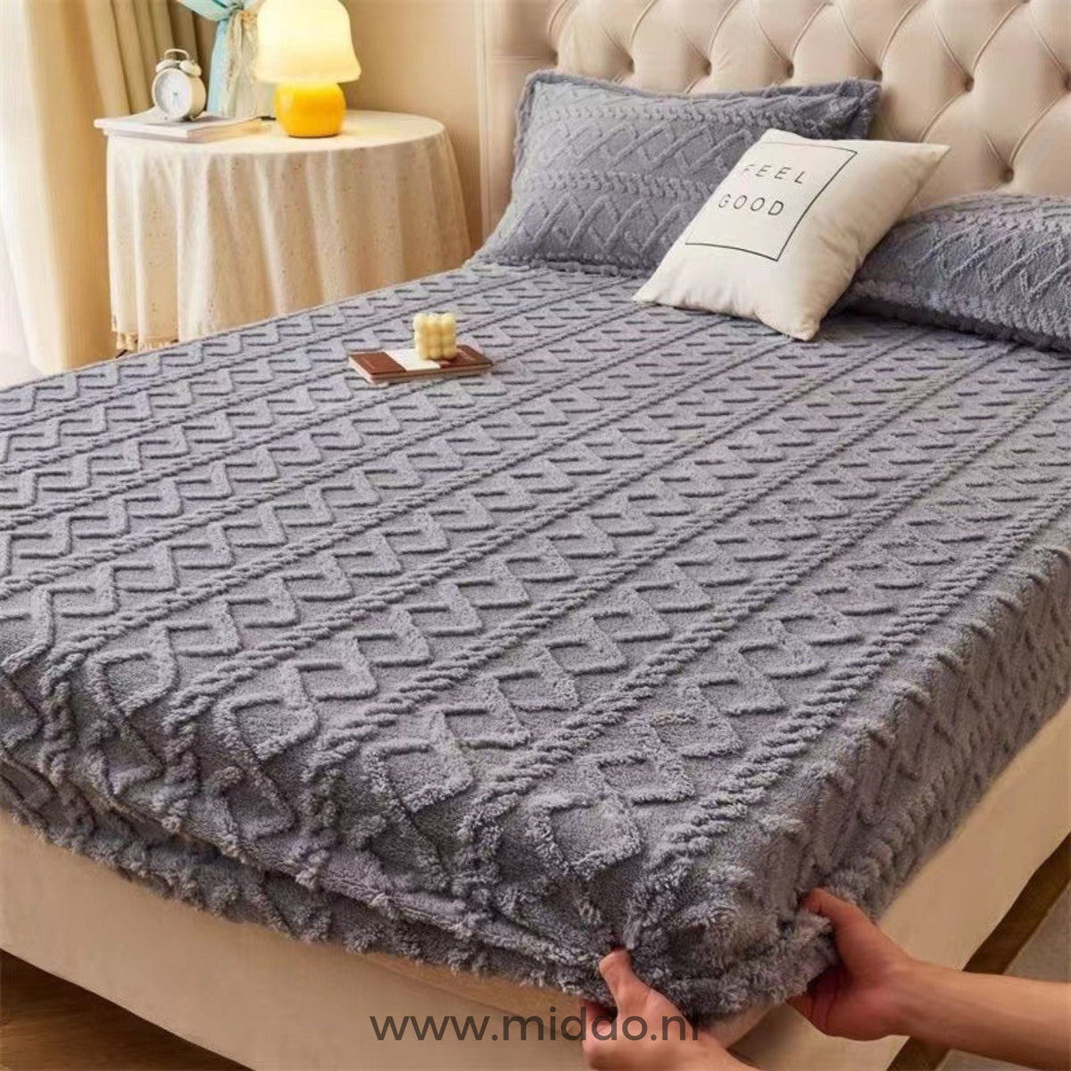 Fleece-Spannbettlaken in Grau.
