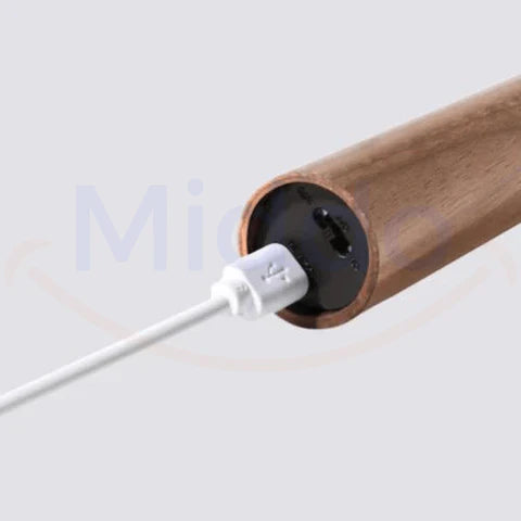 FlexiLight Sensor LED Lampe mit Ein/Aus-Taste an der Unterseite. FlexiLight Sensor LED Lampe über USB-Kabel aufladen