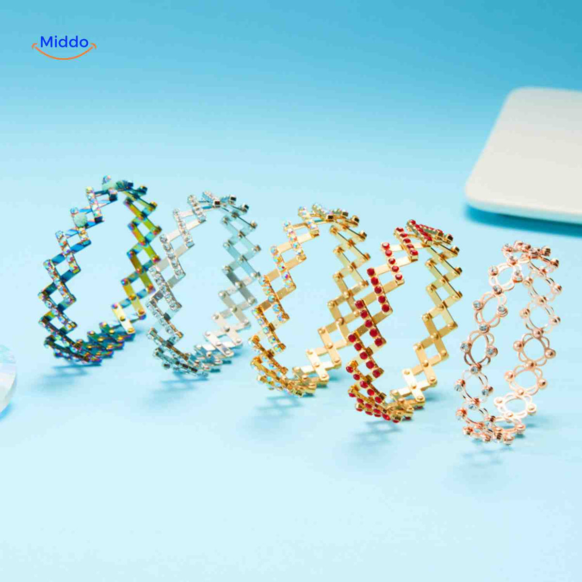 Morphix Ring - Breite goldene Ring mit roten Strass-Steinen - www.middo.de