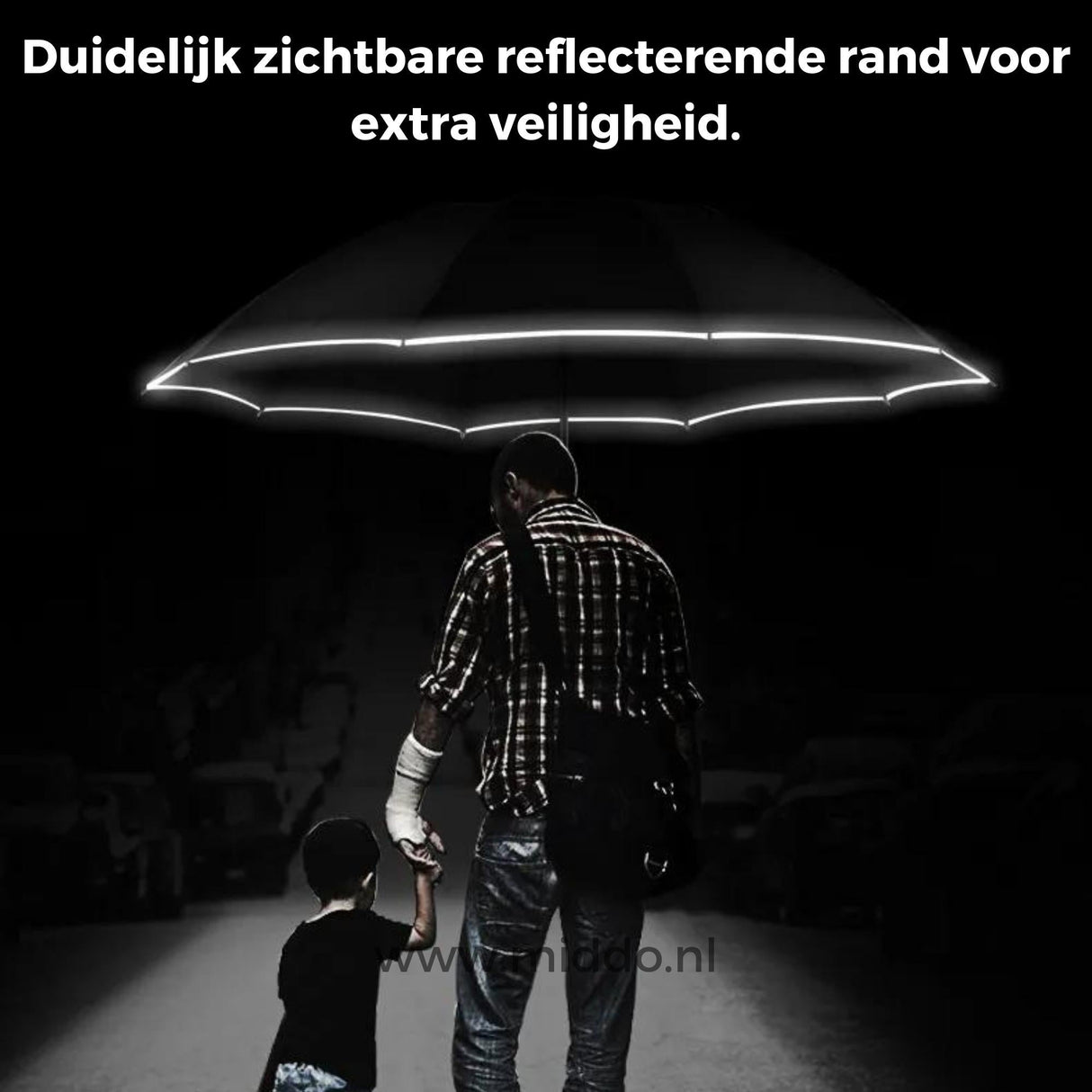 Mann mit Kind unter einem Regenschirm mit reflektierendem Rand für zusätzliche Sicherheit