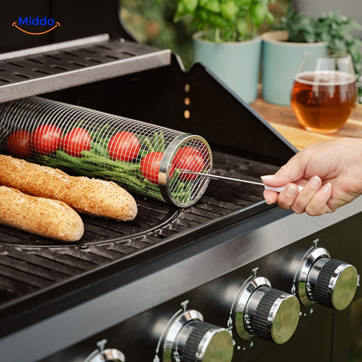 Handgriffe des RollingGrill™-Korbs mit Gemüse festhalten
