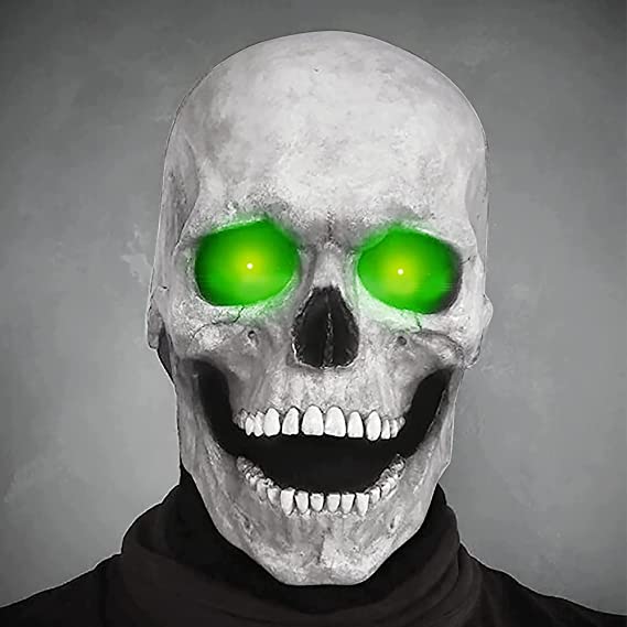 Weiße Totenkopfmaske mit leuchtend grünen Augen und Grinsen