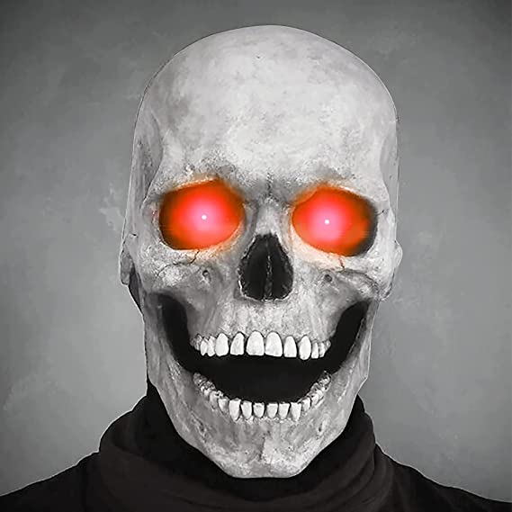 Weiße Schädelmaske mit leuchtend roten Augen und Grinsen