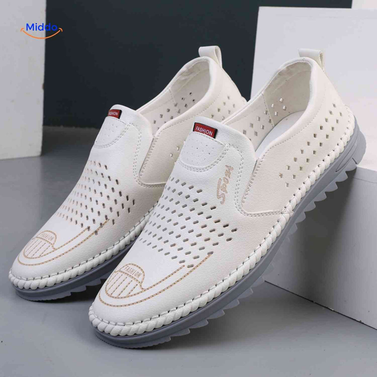 Solura Slipper in Weiß mit perforiertem Obermaterial, atmungsaktiver Herrenschuh