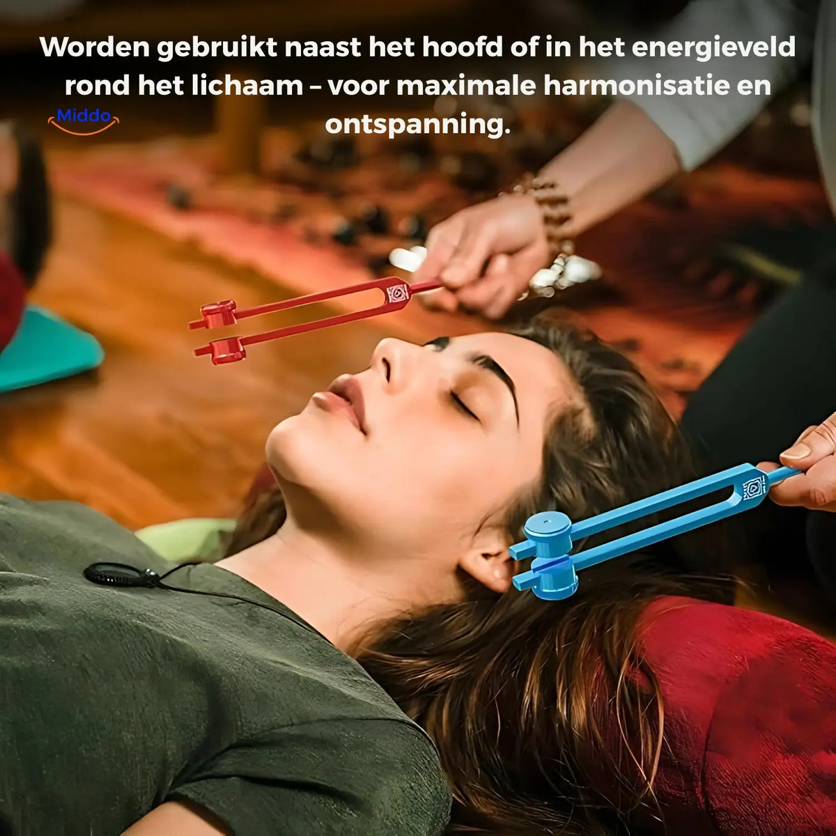 Beispiel, wie der Stimmgabel neben dem Kopf zur Heilung verwendet werden kann