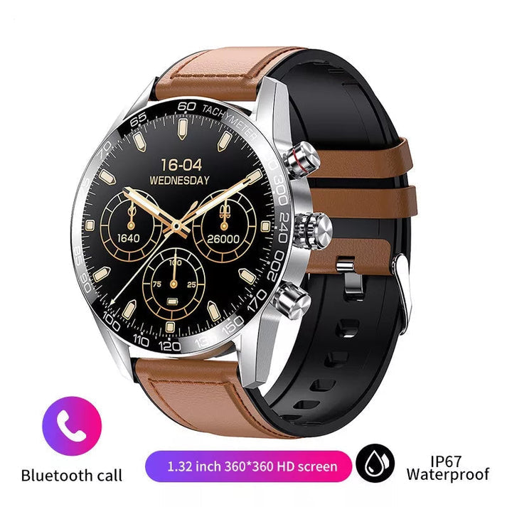 Eine silberne Smartwatch mit schwarzem Zifferblatt und Anzeigen für Schrittzähler, Batterie und Tag, mit einem braunen Lederarmband
