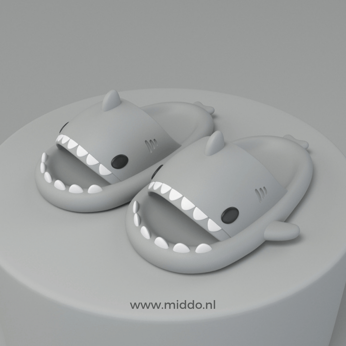 ZomerSharkies graue Flip-Flops auf grauem Hintergrund - www.middo.de