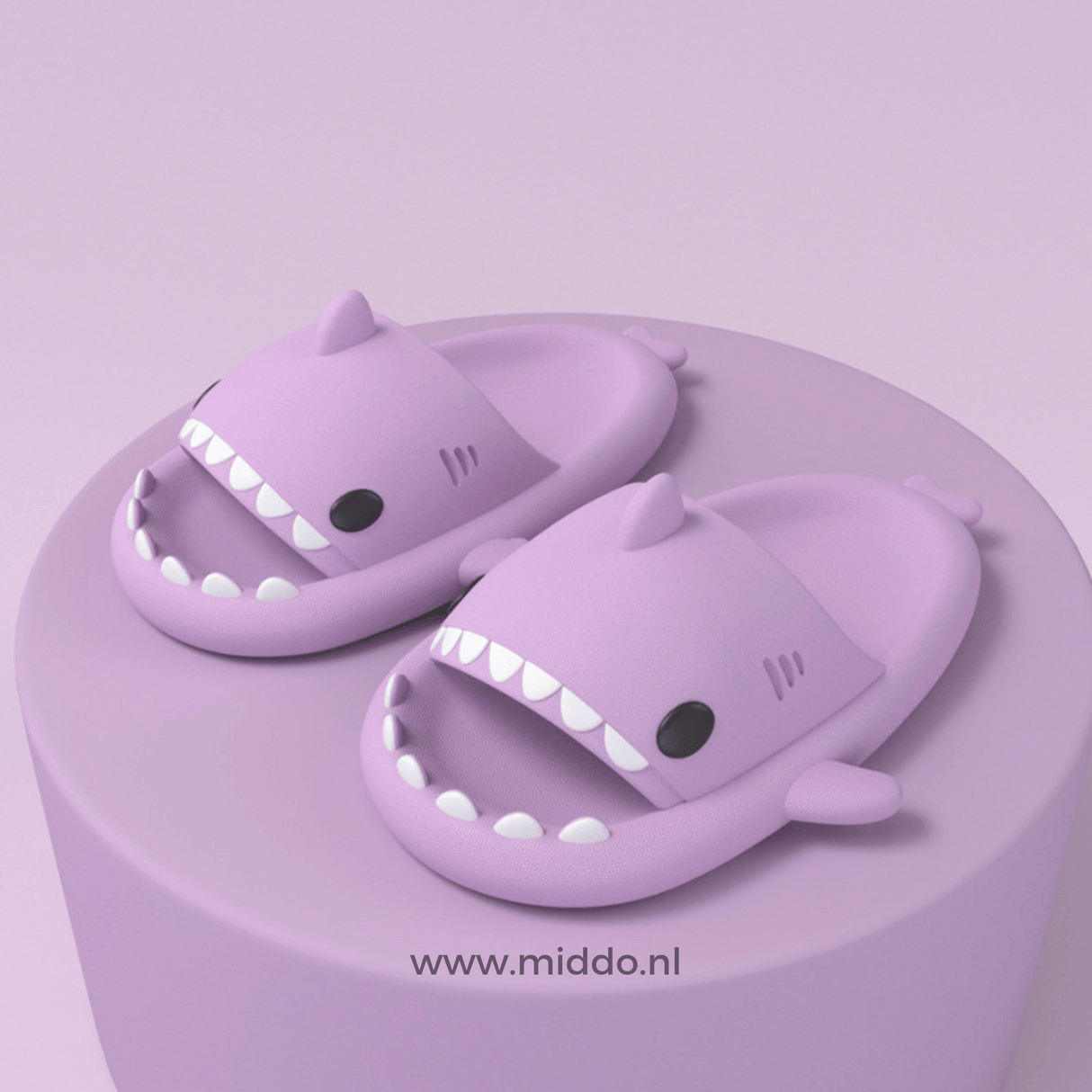 ZummerSharkies lila Flip-Flops auf lila Hintergrund