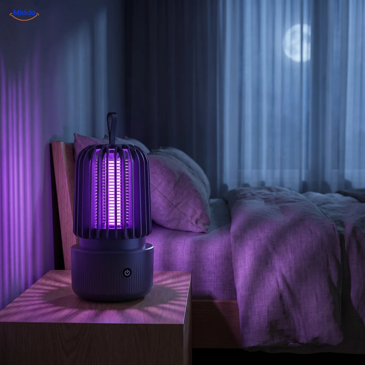 BuzzAway Mückenlampe im UV-Modus auf einem Nachttisch