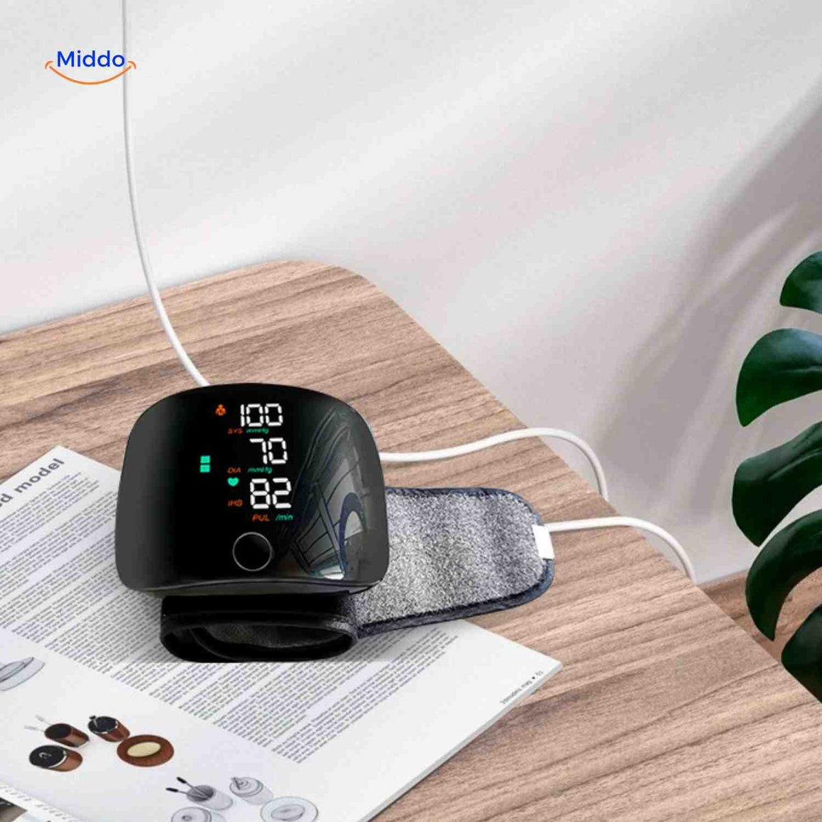 CardioWrist Blutdruckmessgerät mit USB-Lademöglichkeit – Ihr praktischer Begleiter für die Gesundheitsüberwachung. Besuchen Sie www.middo.de für mehr Informationen