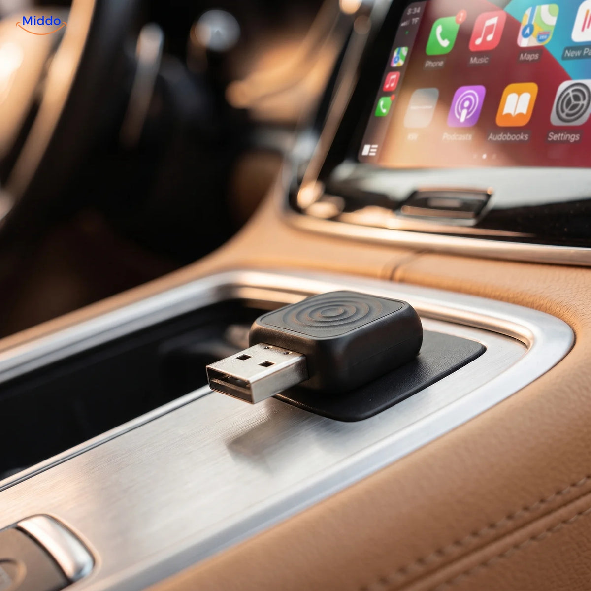 CarLink Pro mit sichtbarem USB-A-Stecker vor dem Autobildschirm mit Apple CarPlay