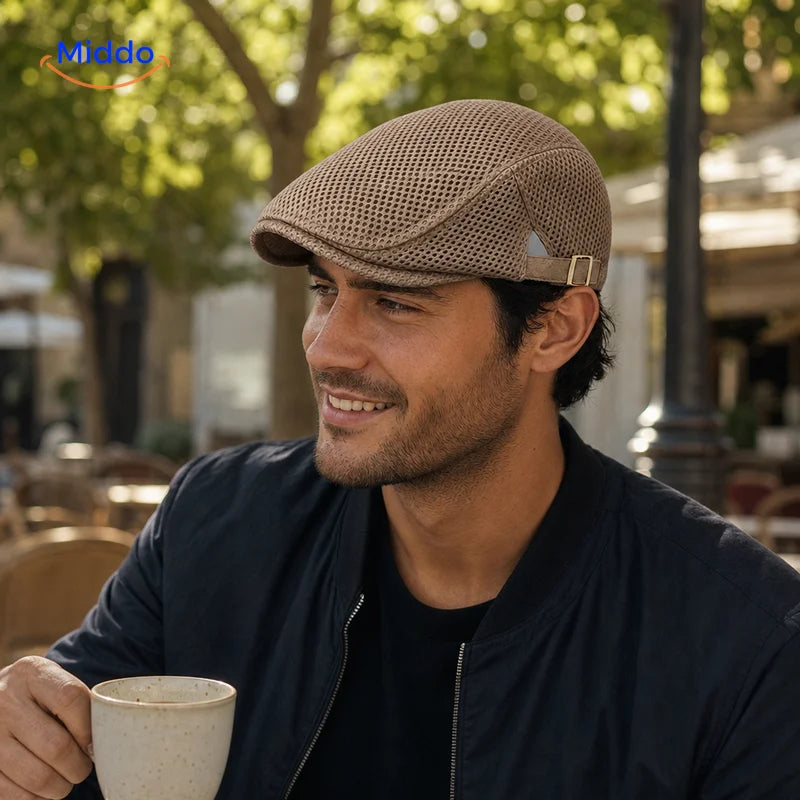Mann mit khakifarbener Casual Mesh Flat Cap in einem Straßencafé