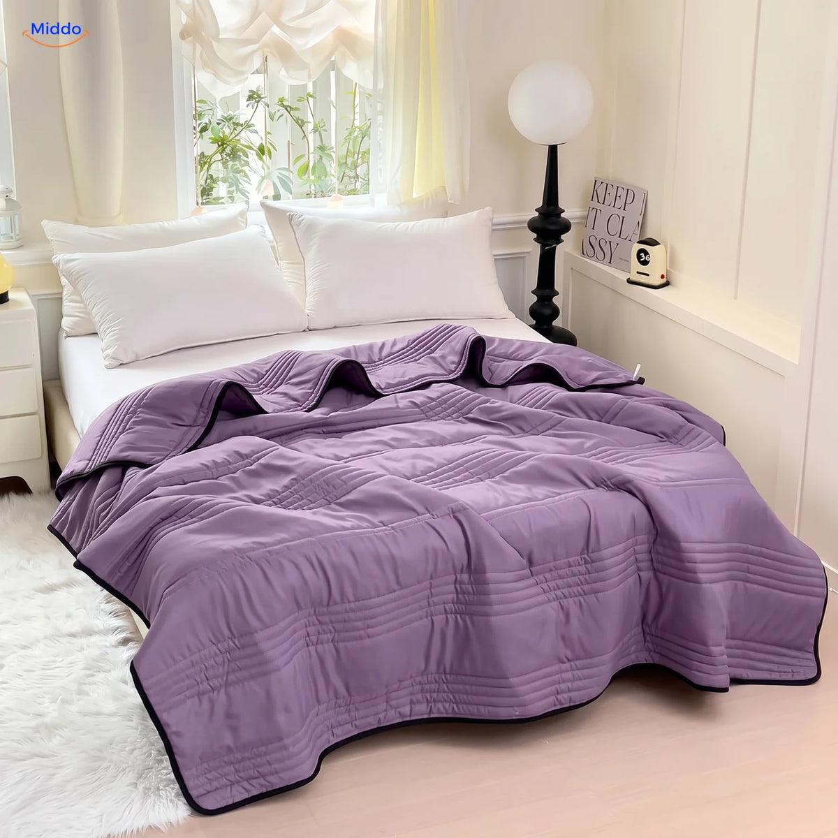 Coolwave Kühldecke in der Farbe lila auf einem gemachten Bett