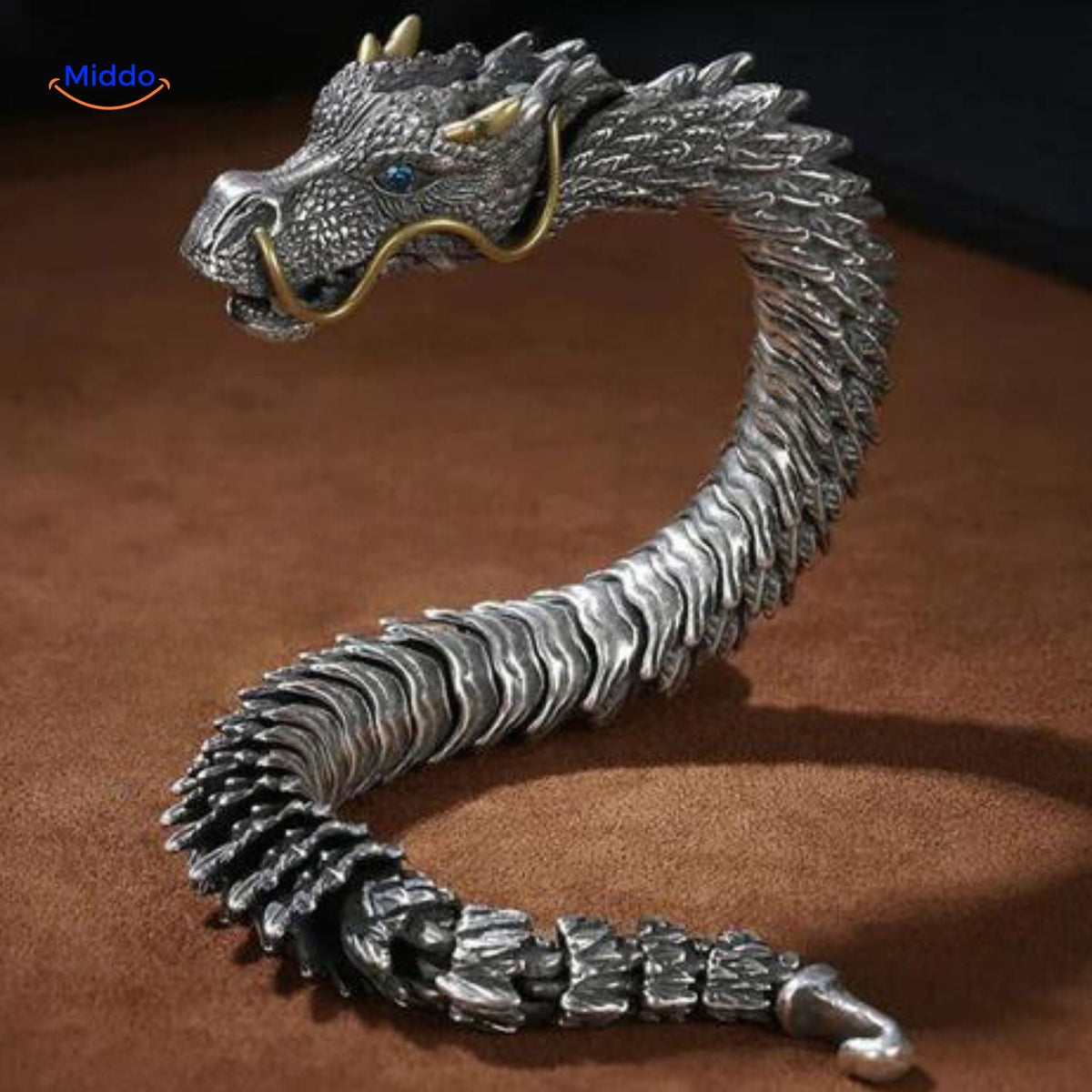 Drachenarmband auf Lederoberfläche