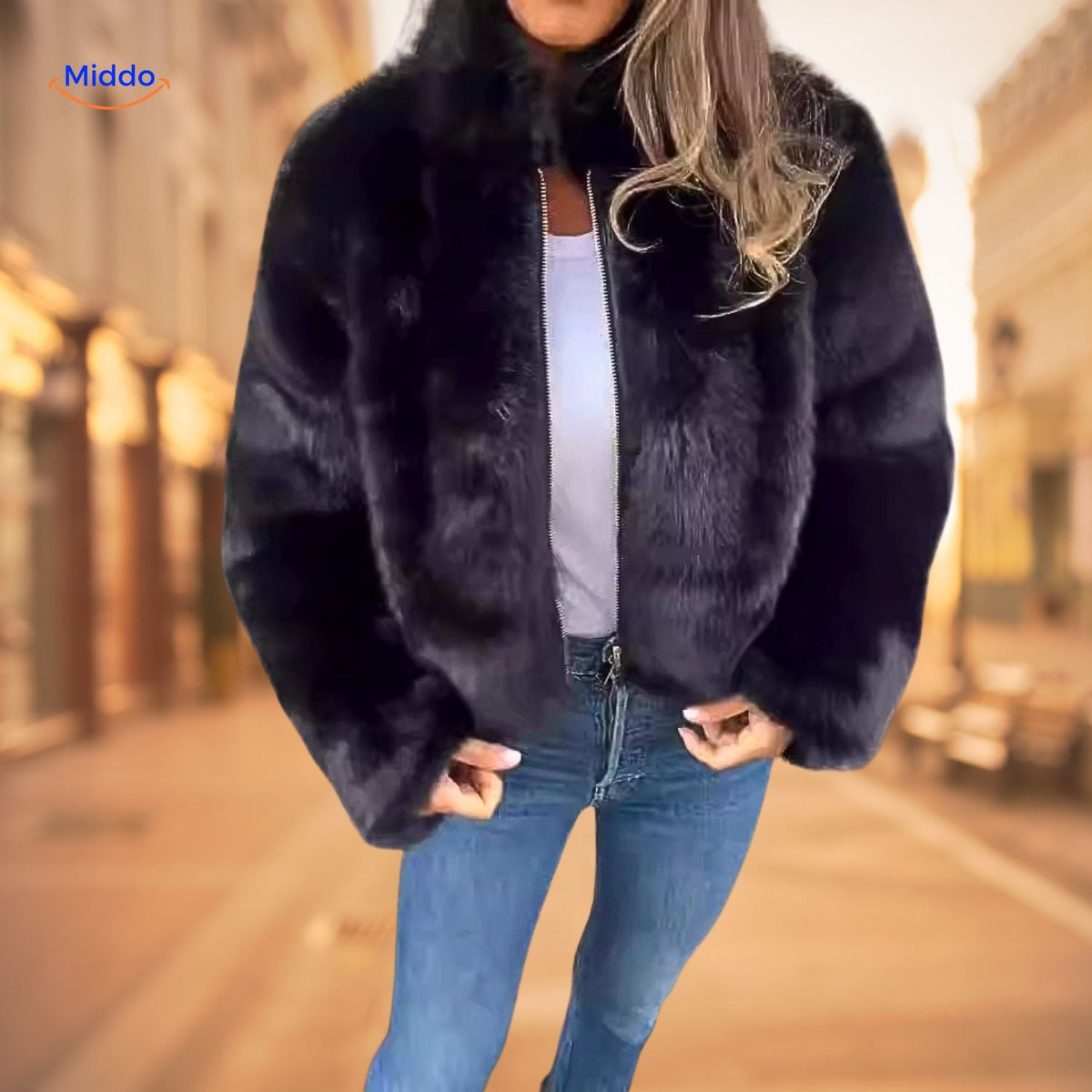 Furelegance™ Damenjacke aus schwarzem Kunstfell mit weißem Top und Jeans