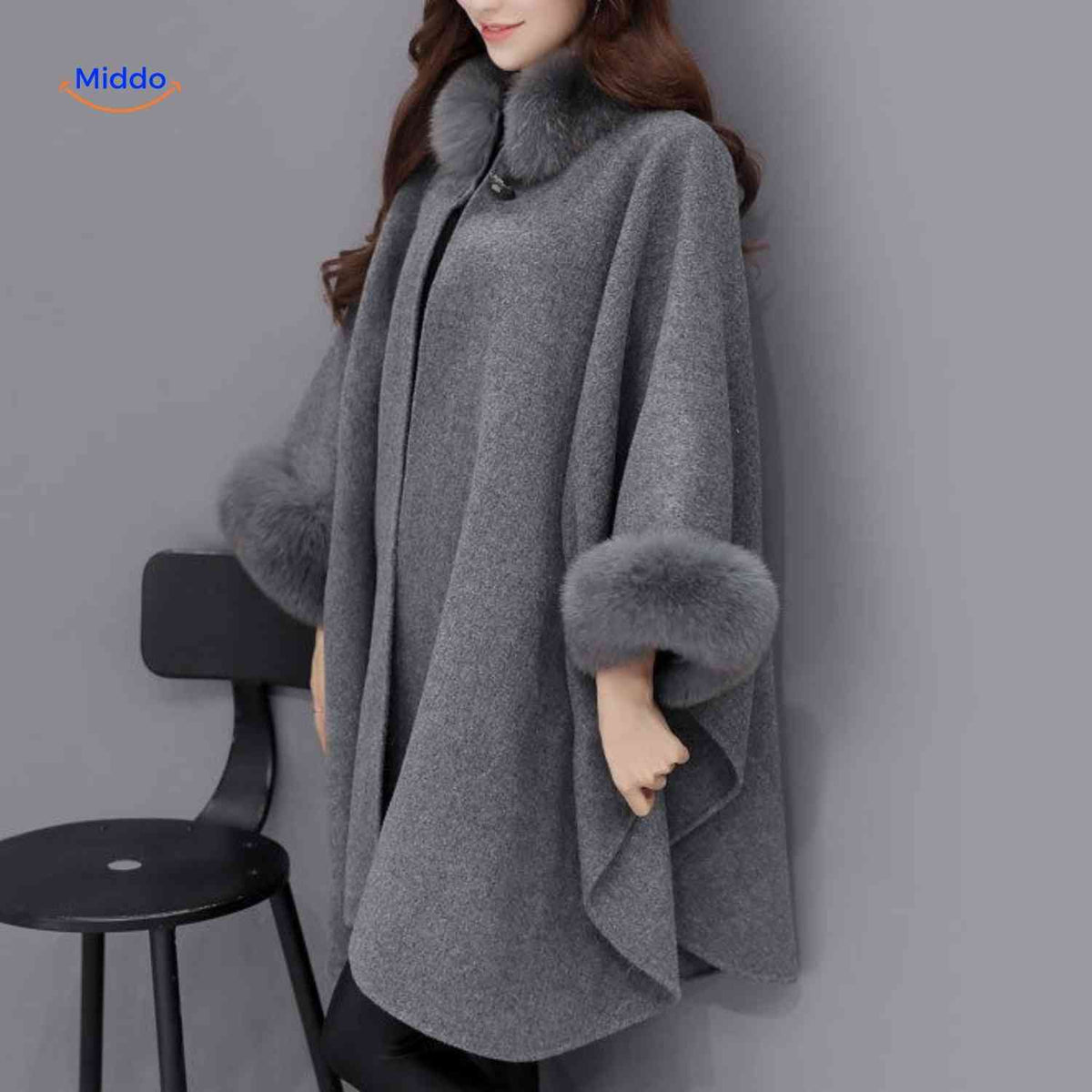 Furina Capejacke grauer Woll-Poncho mit Pelz - www.middo.de