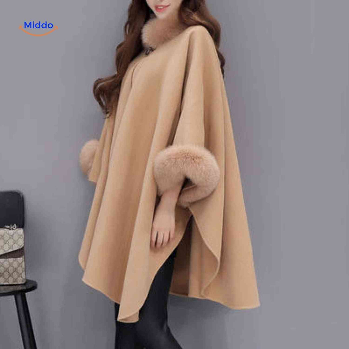 Furina Capejacke Damenponcho mit Pelzkragen und Manschetten – www.middo.de
