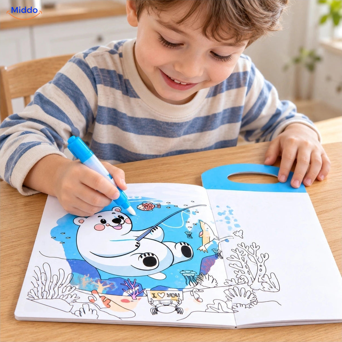 Kind malt mit Wasserstift im blauen AquaDraw Wassermalbuch