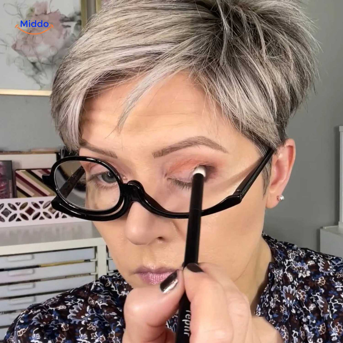 loopex Brille Lidschatten auftragen mit einseitiger Brille