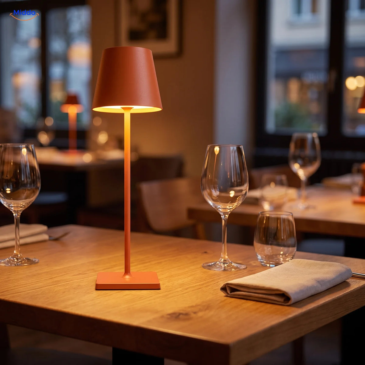 Orange Lumiset Tischlampe auf einem Restauranttisch