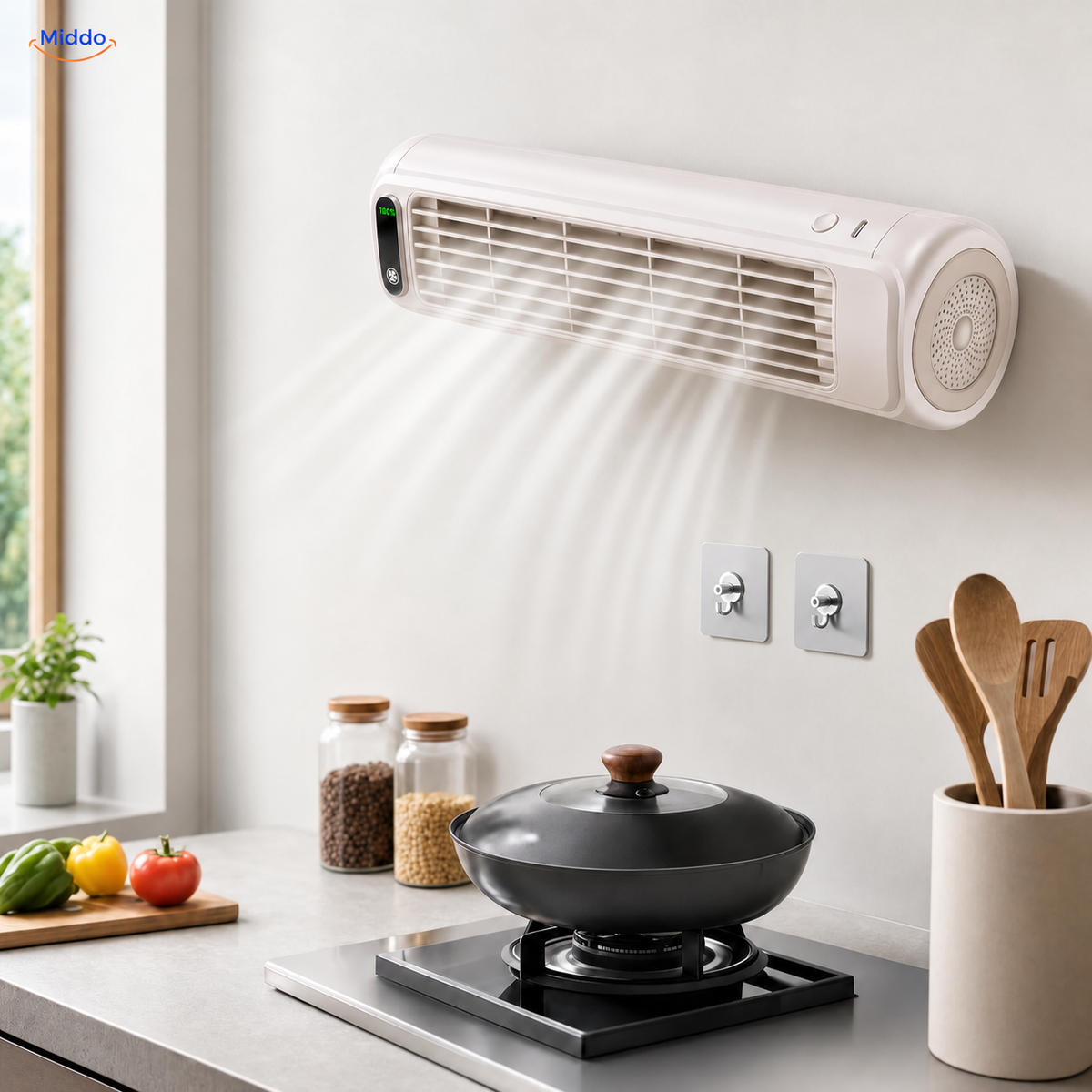 BreezeFlex aufladbarer Wandventilator: weißes Modell mit zwei Haken über einer Küchenarbeitsplatte.