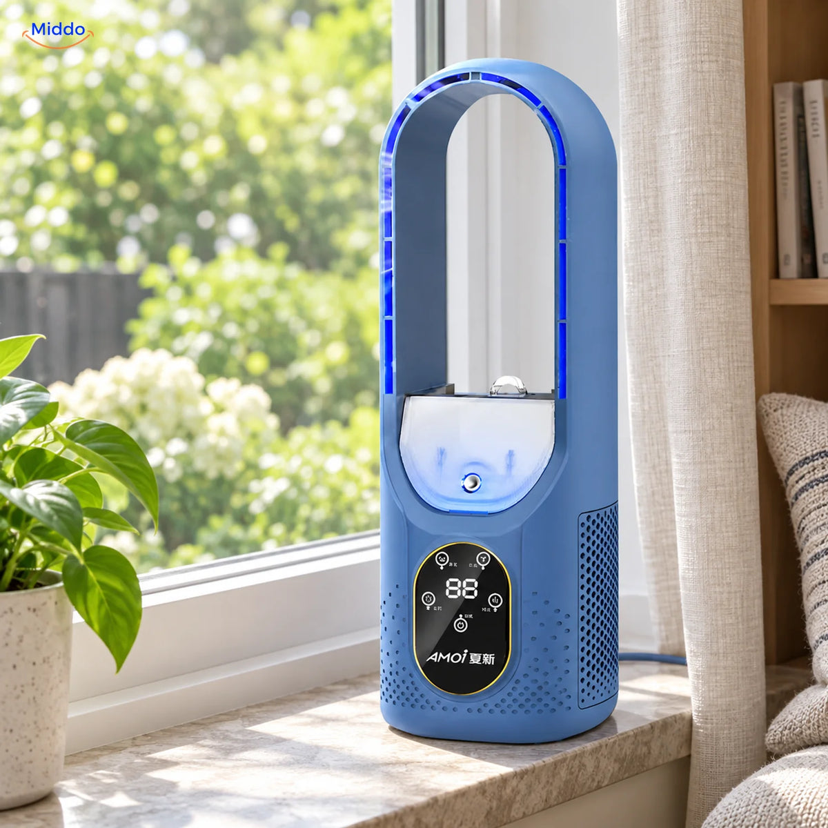 BreezeLite USB-Tischventilator: blaues Modell auf einer Fensterbank.