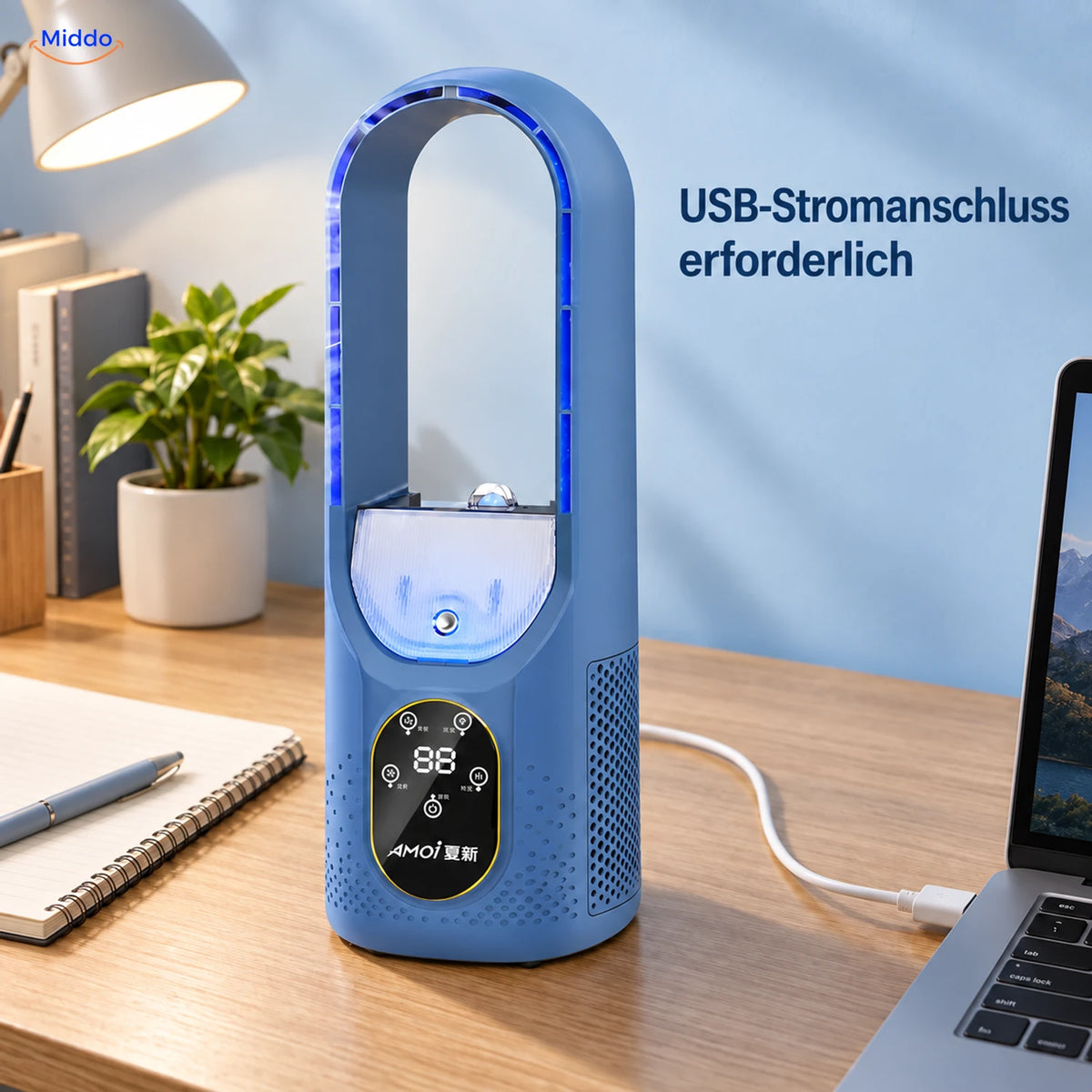 BreezeLite USB-Tischventilator: blaues Modell mit USB-Kabel auf einem Schreibtisch.