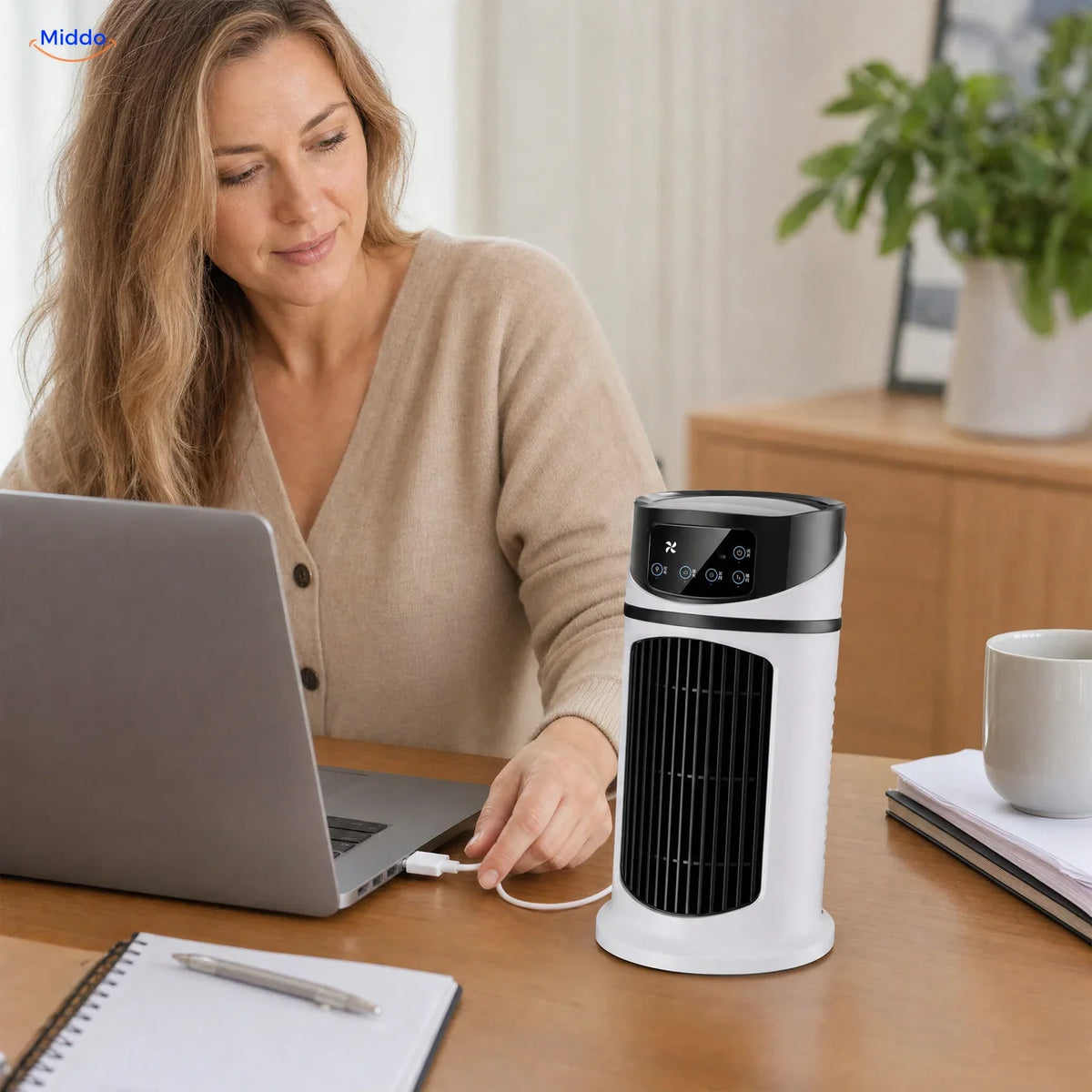 BreezeMist USB-Tischventilator mit Sprühnebel: Frau mit Laptop neben dem Ventilator.