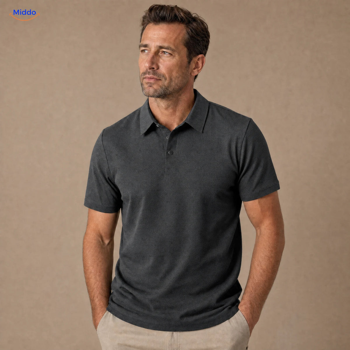 BreezeWear Herrenpolo mit kurzen Ärmeln: dunkelgraues Modell von einem Mann getragen.
