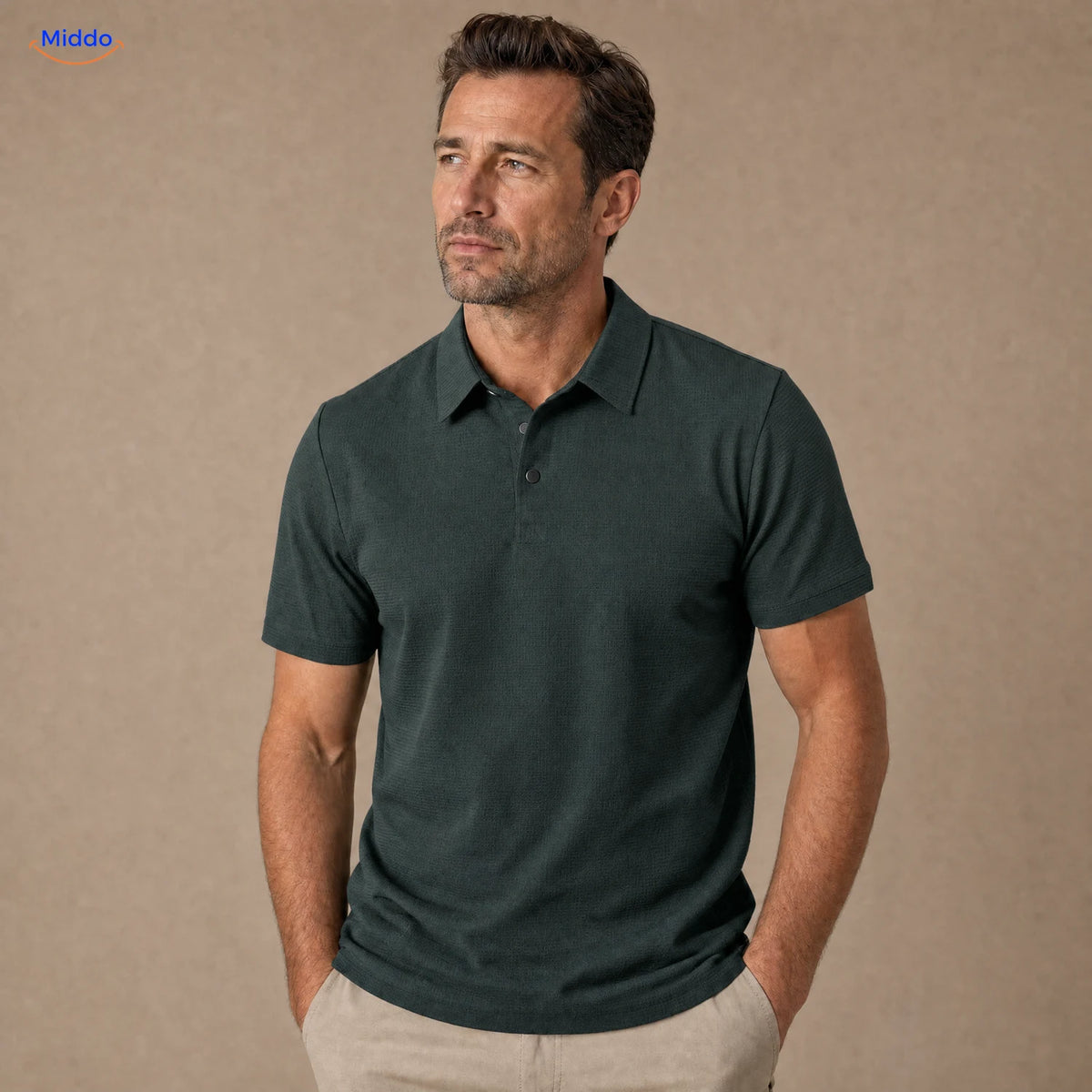 BreezeWear Herrenpolo mit kurzen Ärmeln: dunkelgrünes Modell von einem Mann getragen.