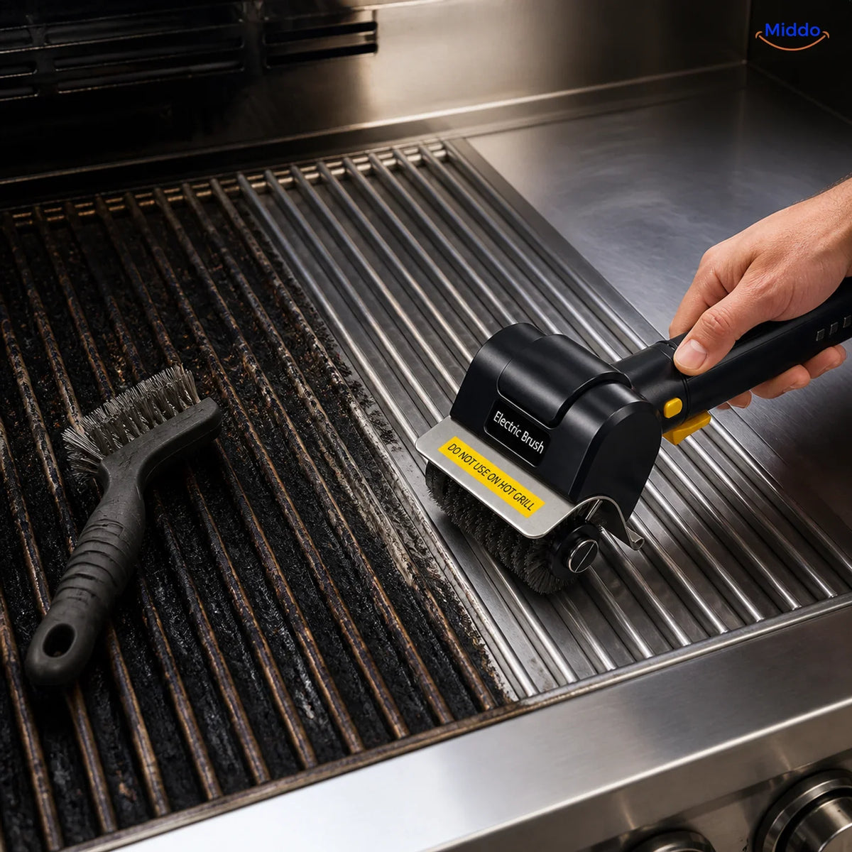 GrillMaster elektrische Grillbürste: Bürste auf einem Rost neben einer Handbürste.