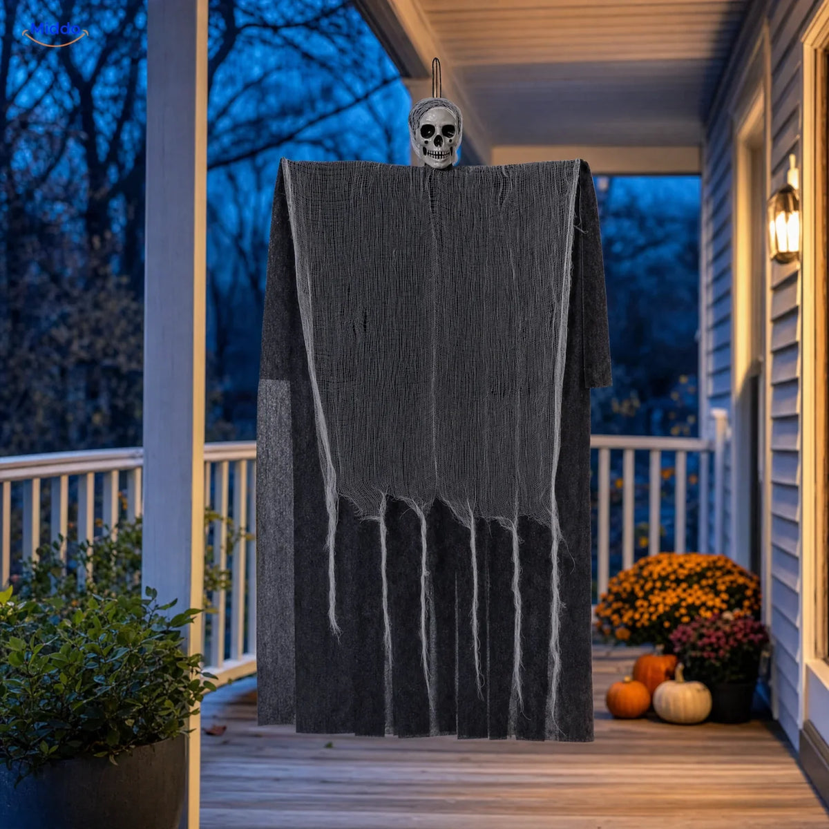 HauntCraft hängender Halloween-Geist: graue Geisterdekoration auf einer Veranda am Abend.