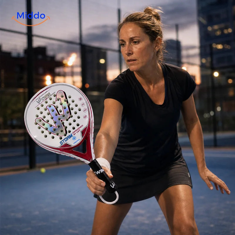 PadelPro Padelschläger: Spielerin in Spielhaltung während eines Ballwechsels.