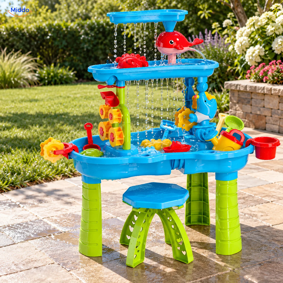 SplashPlay Wasser- und Sandspielzeug: blauer Wassertisch mit grünen Beinen und Hocker im Garten.