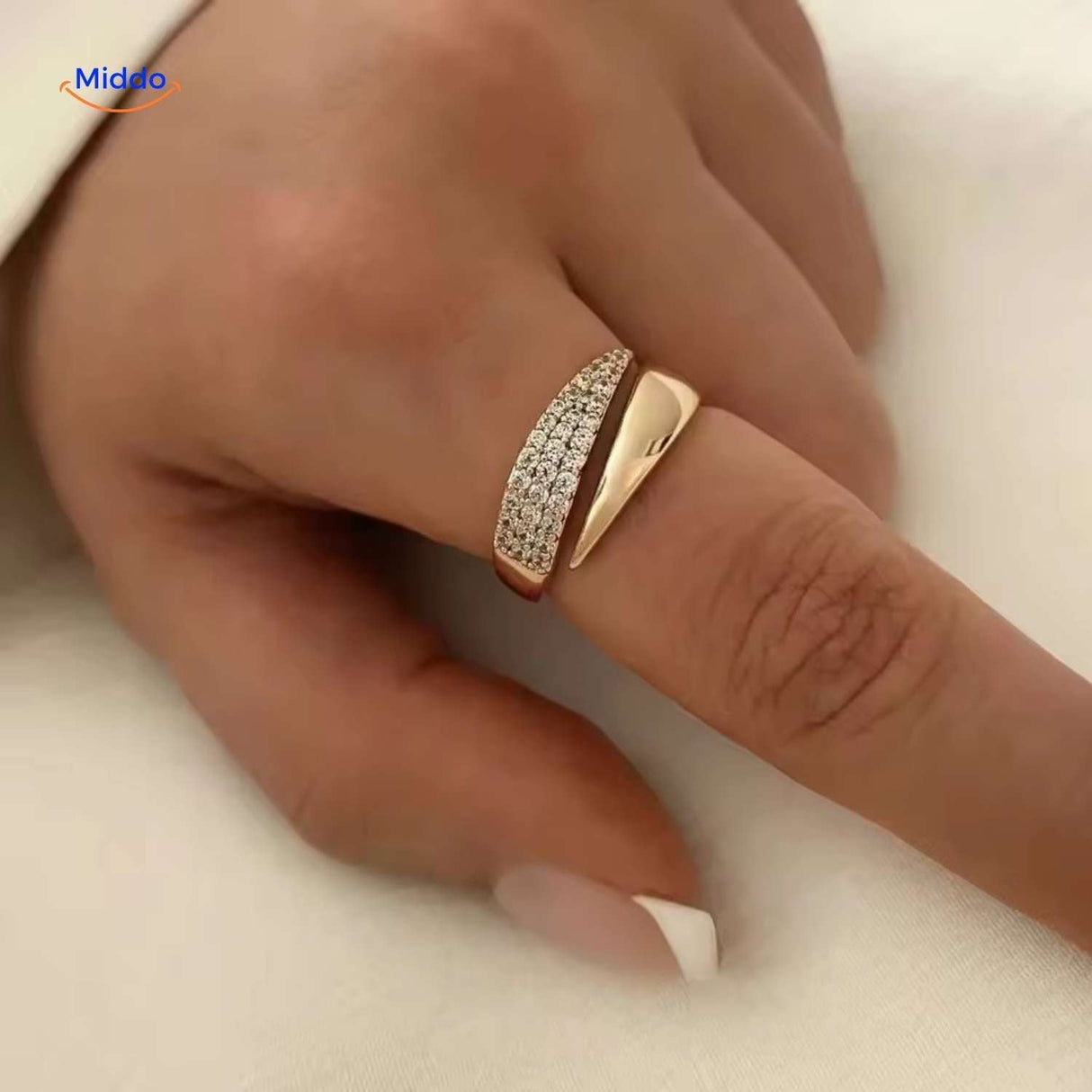 Lustara offener Damenring mit Zirkonia-Steinchen nah am Finger