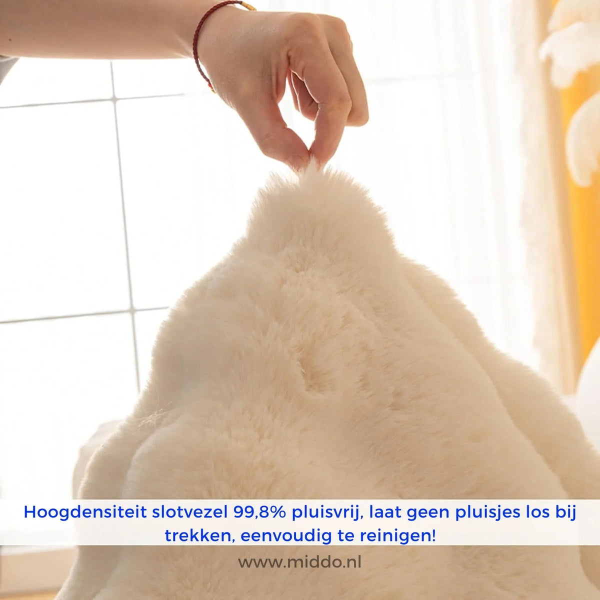 Nahaufnahme einer Hand, die das weiche, fusselfreie Material eines Möbelbezugs berührt