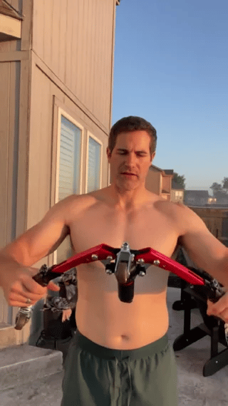 powerflex arm trainer Mann nutzt draußen Workout