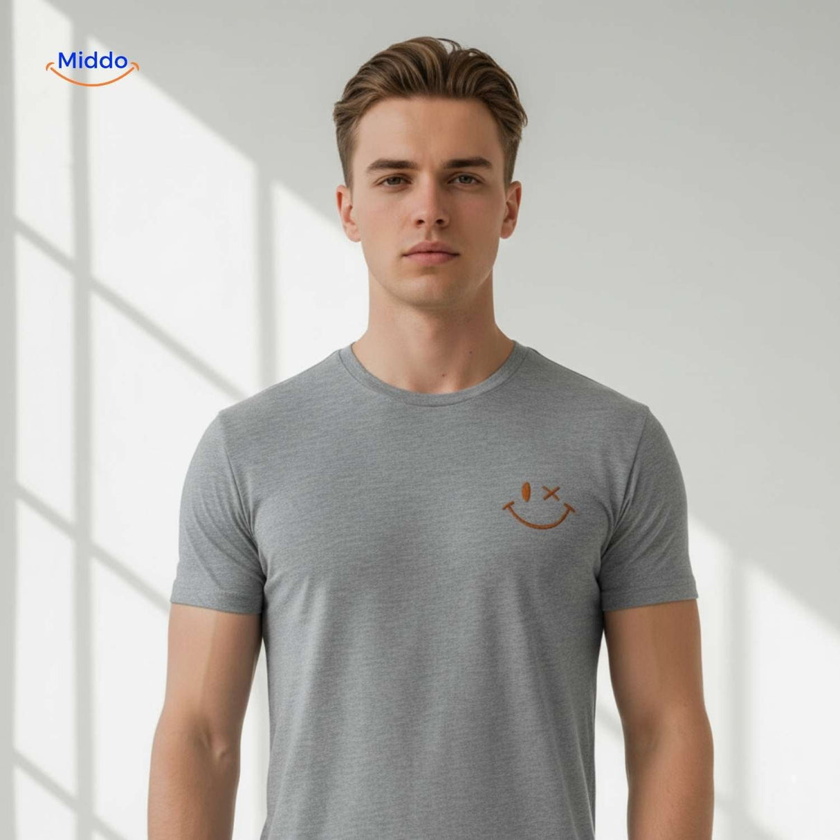 Die Smileywave T-Shirt in Grau – Detailansicht mit Smiley-Logo. Besuchen Sie uns auf www.middo.de!
