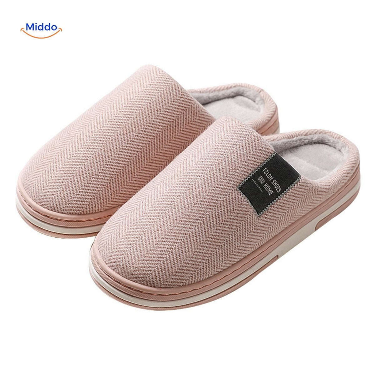 Warmtique Pantoffeln aus weicher Baumwolle – rutschfest und gemütlich. Nahaufnahme: zarte, rosa Pantoffeln auf weißem Hintergrund. Besuchen Sie unsere Website: