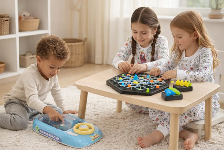 Drei Kinder spielen gemeinsam mit Brettspielen im Kinderzimmer