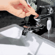 Rotierender Wasserhahn-Aufsatz im Einsatz mit bewegendem Hand-GIF