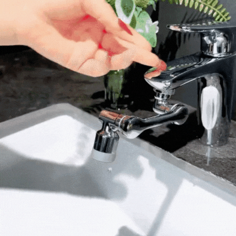 Rotierender Wasserhahn-Aufsatz im Einsatz mit bewegendem Hand-GIF