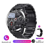 Eine schwarze Metall-Smartwatch mit Anzeige von Tag, Uhrzeit, Schrittzähler, Wetterdaten und Batteriestatus, ausgestattet mit einem schwarzen Armband