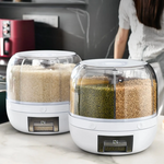 2 Getreidebehälter, 1 gefüllt mit Reis und der andere mit mehreren Sorten Getreide und Bohnen.