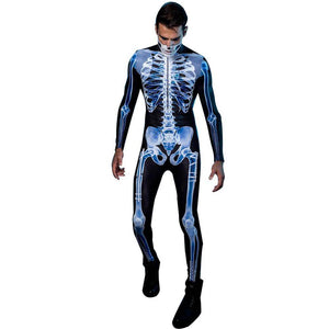 Man trägt ein 3D-Skelett-Outfit und hat ein Skelettgebiss auf sein Gesicht gezeichnet.