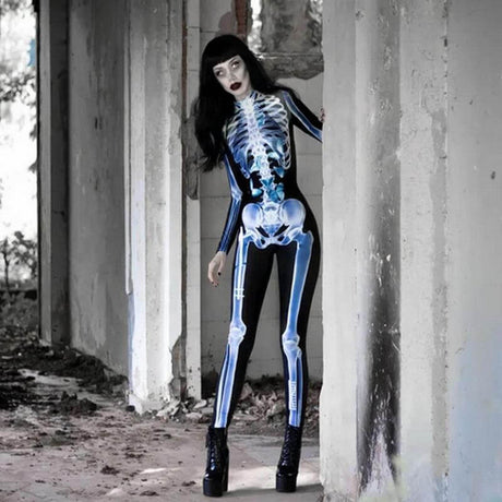 Frau trägt ein 3D-Halloween-Skelett-Outfit mit einer schwarzen Perücke und schwarzen hohen Schuhen und steht in einer alten Scheune.